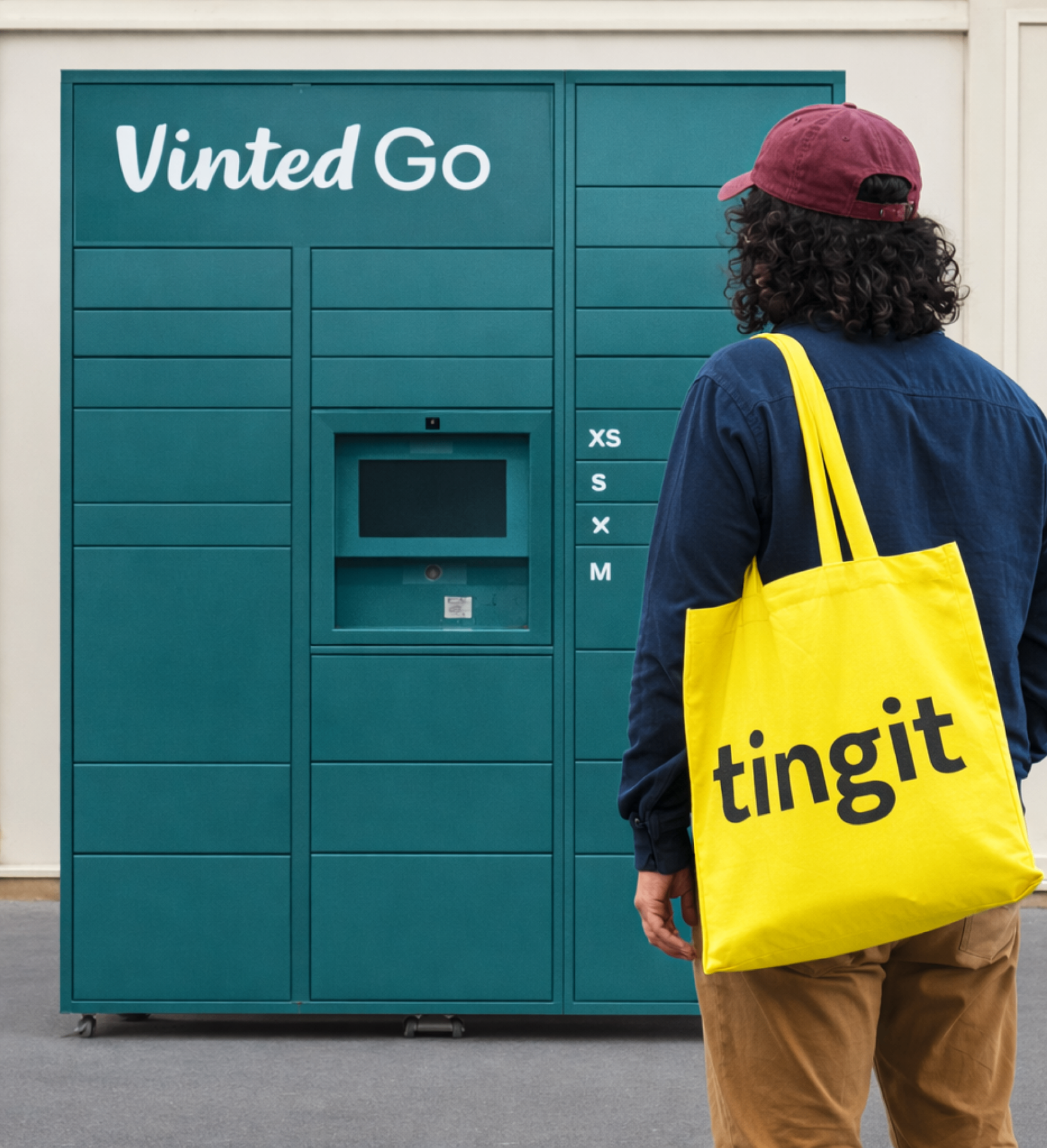 Customer with Tingit tote bag at a Vinted Go locker
